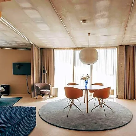 Hotell A Place To 3*